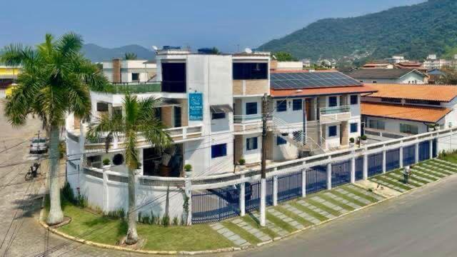 Vila Lorenzi & Apartamentos Ubatuba Exterior photo